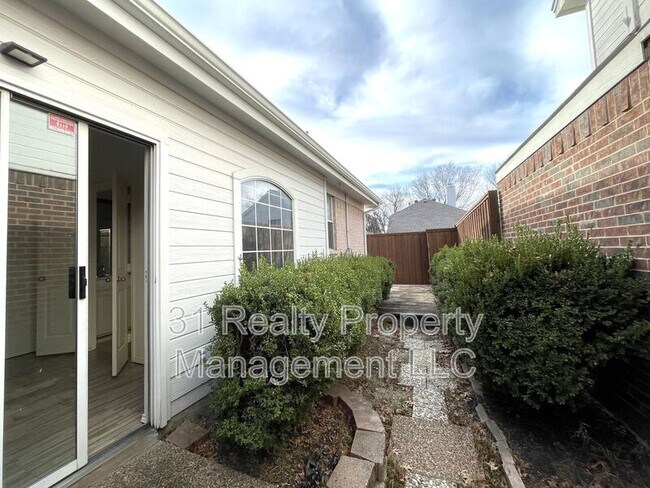 Building Photo - 4108 Hedgerow Dr