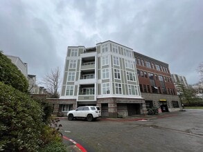 Building Photo - 1BD/1BA RiverPlace Condo - Secure Parking Included. Walk to OHSU, Waterfront, Shops & Restaurants.