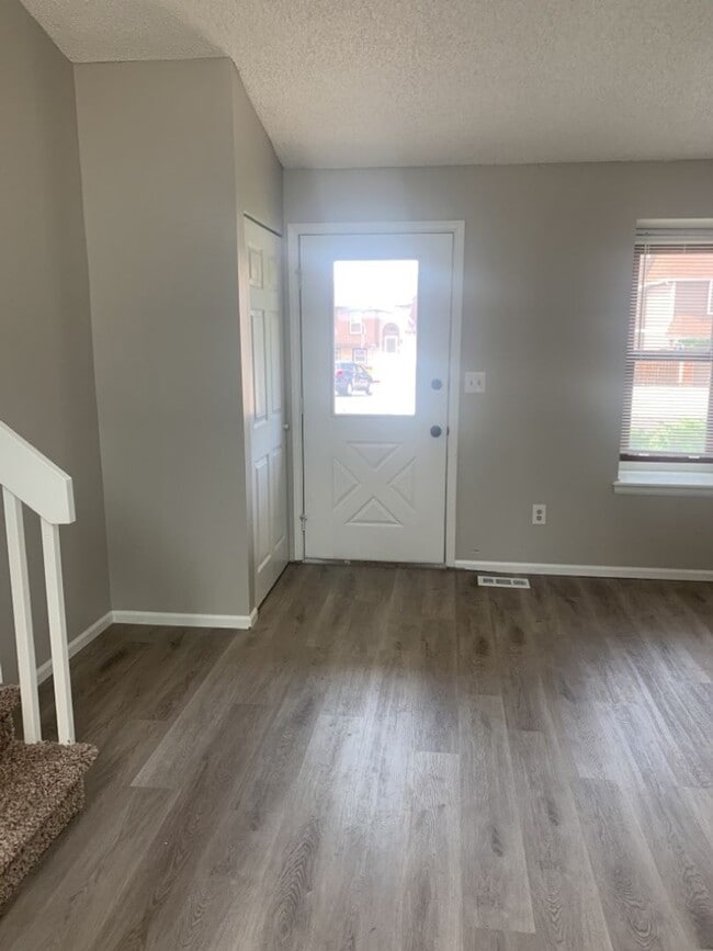 Building Photo - Spacious Tri-Level Home in Southwest Ft. C...