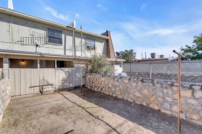 Building Photo - Charming townhouse for rent