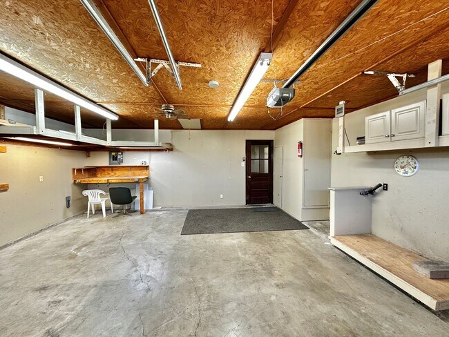 Building Photo - 2 Car Garage