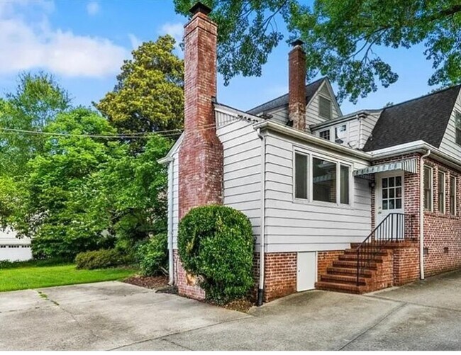 Building Photo - 703 Woodland Dr