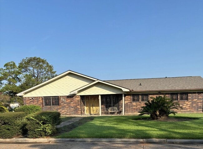 Primary Photo - 223 Drummond St