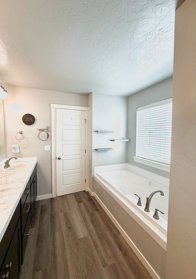 Building Photo - Stunning Nampa Home with RV Parking!