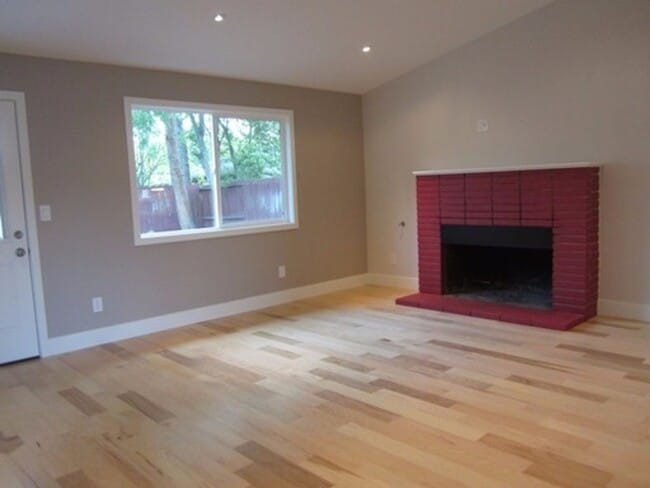 Building Photo - 4 bedroom 2 bath house in Holbrook Heights- Concord