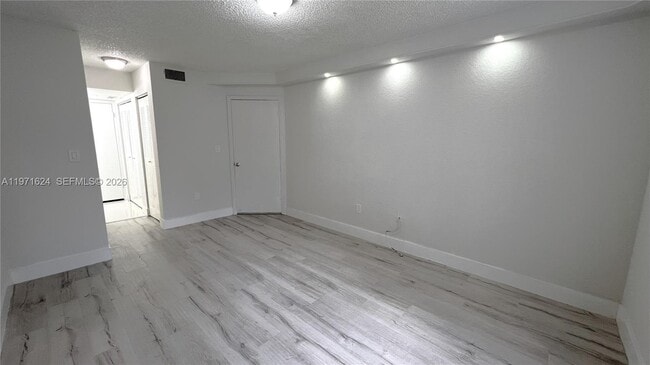 Building Photo - 2831 N Oakland Forest Dr