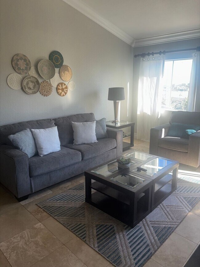 Building Photo - Meridian 1 Bed | 1 Bath Top-Floor Unit with Great City Views.Newly Upgraded with Laminate Floorin...