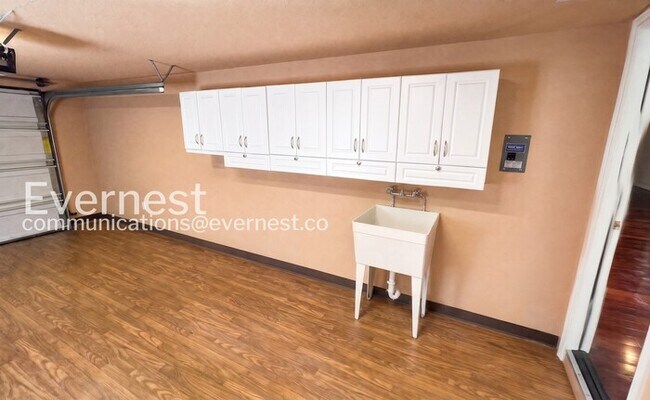 Building Photo - 4 Bed/3 Bath Home with Fenced Yard & Garage / Available Now!