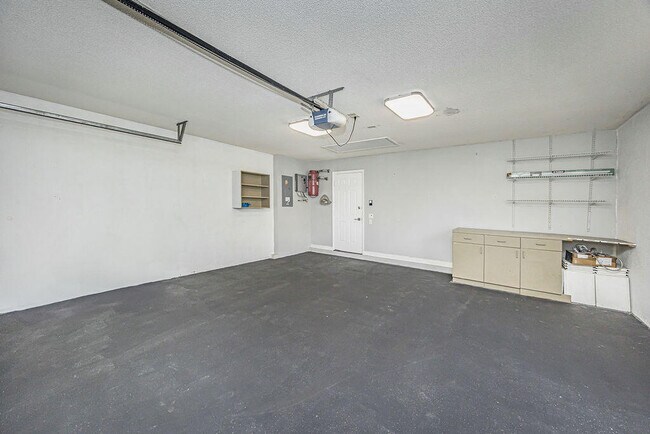 Building Photo - 8593 Wakefield Dr