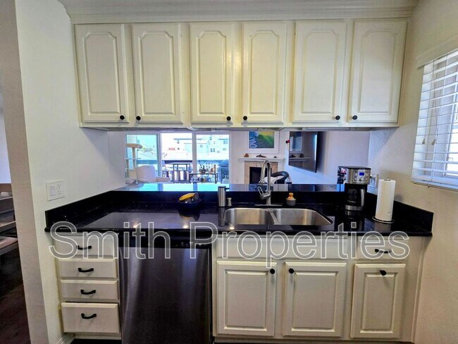 Building Photo - 320 Hermosa Ave