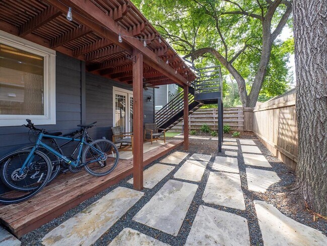 Building Photo - 1005 Mansell Ave
