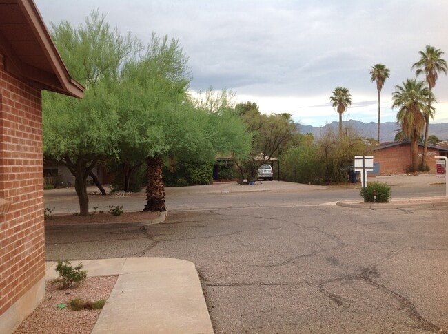 Building Photo - Charming Townhome near UA