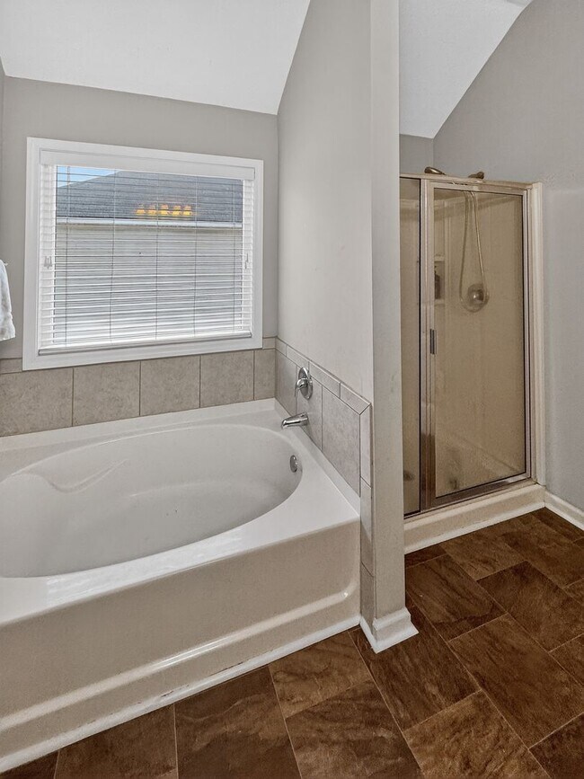 Building Photo - RATE DROP ALERT (was $2800/month) and SPRING MOVE-IN SPECIAL: 50% OFF 1ST MONTH'S RENT!**