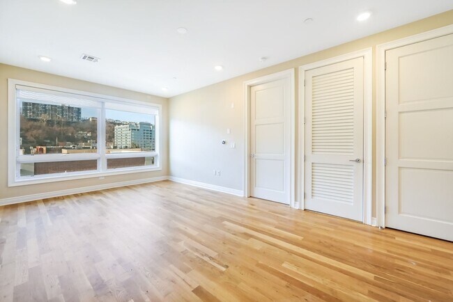 Building Photo - 1/Bedroom at Edgewater's top waterfront location.