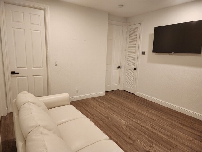 Building Photo - 400 SW 15th Dr