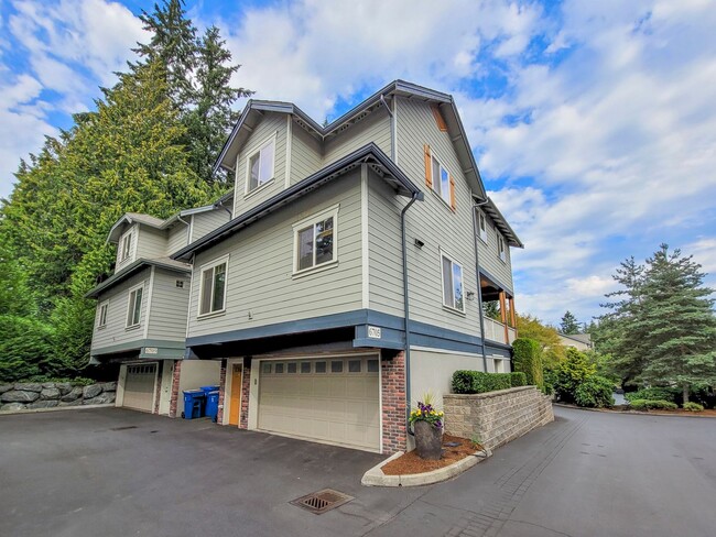 Building Photo - Freestanding Townhome - BRAND NEW CARPET