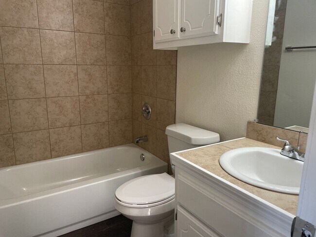 Building Photo - 1407 Glen Oaks Ct