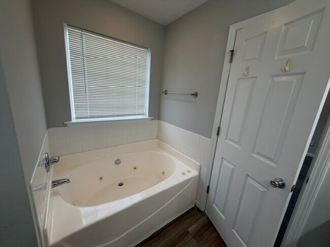 Building Photo - 514 Lory Ln