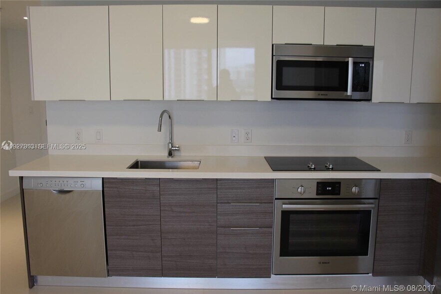 Building Photo - 1010 SW 2nd Ave