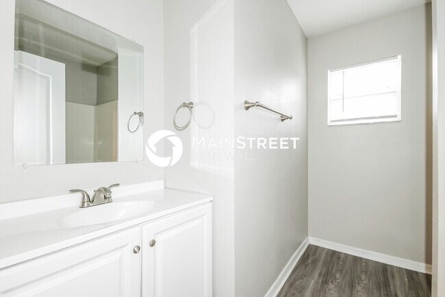 Building Photo - 4 Bedroom Pet-Friendly Home in Tampa, FL with Main Street Renewal
