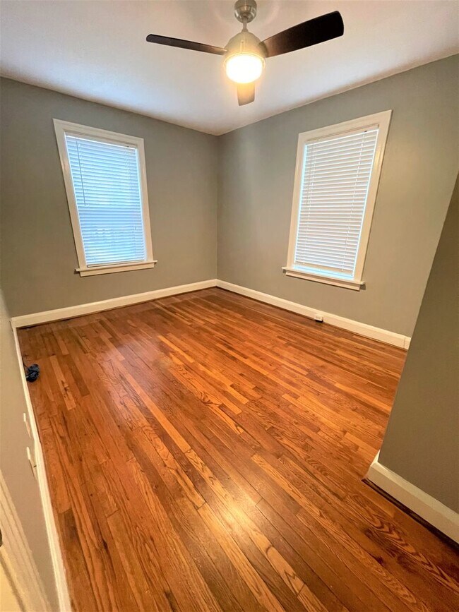 Building Photo - $1750 - Spacious & Updated 2B/2B Main Floo...