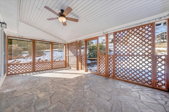 Building Photo - 518 Hillview Dr
