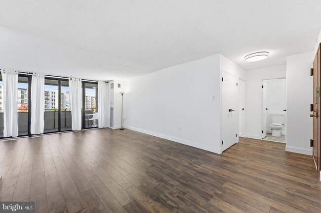 Building Photo - 250 S Reynolds St