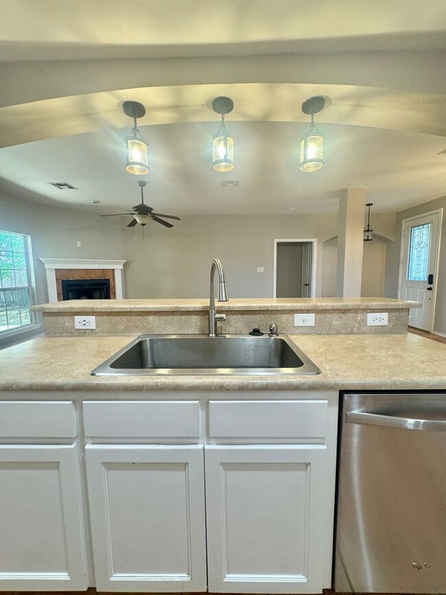 Building Photo - COMING MARCH 2026!! Beautiful 3-Bedroom Home Near Goodfellow AFB!