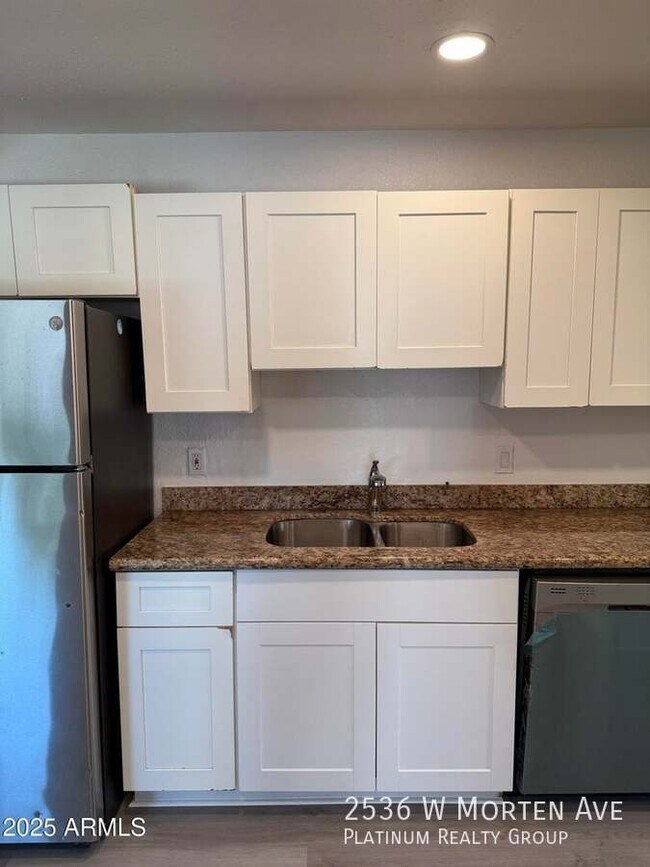 Building Photo - 2536 W Morten Ave