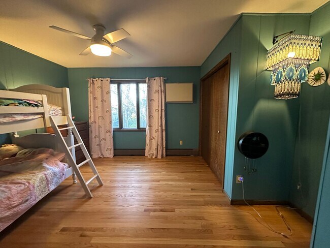 Building Photo - Wonderful 4BR 3BA w/ 2 Car Garage on 1.38 Acres in desirable Mendota Heights neighborhood!