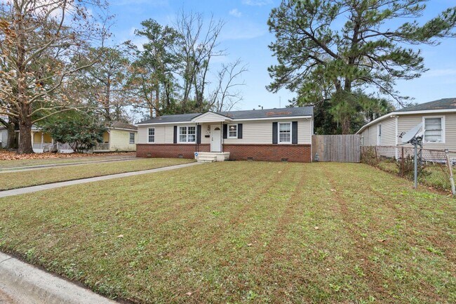 Building Photo - 325 Manor Dr