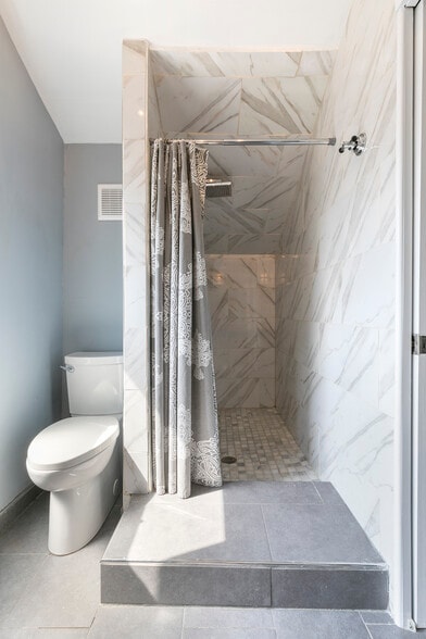 Upstairs full bath - 4945 Delor Street