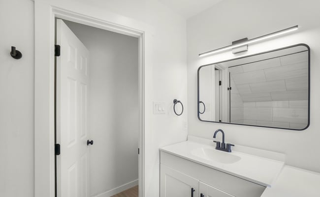 Building Photo - 903 7th St SE