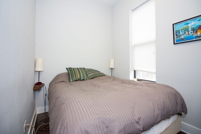 Building Photo - 2 Bedroom in Ukrainian Village /West Town / Noble Square - June 16th