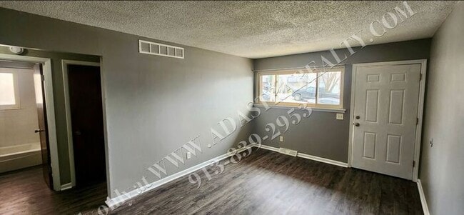 Building Photo - Cozy 2 Bed 1 Bath Duplex in KCK-Available NOW!!
