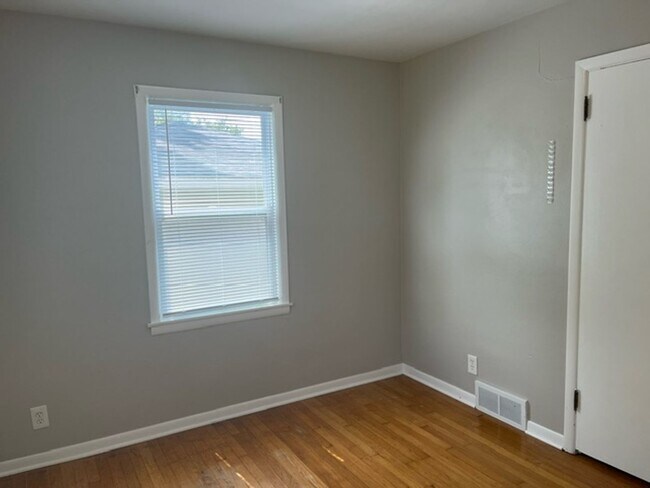 Building Photo - Super Cute 2 Bed 1 Bath House!