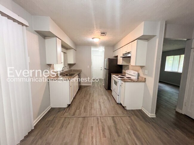 Building Photo - 3-Bed/1.5-Bath Home with Fenced Yard/Pet Friendly/Available Soon!