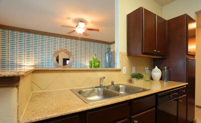 Building Photo - 2 bedroom in Kemah TX 77565