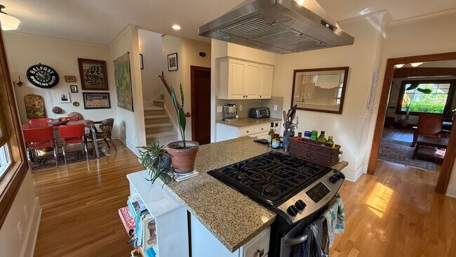 Building Photo - Beautiful Fully Furnished Home in Close-In...
