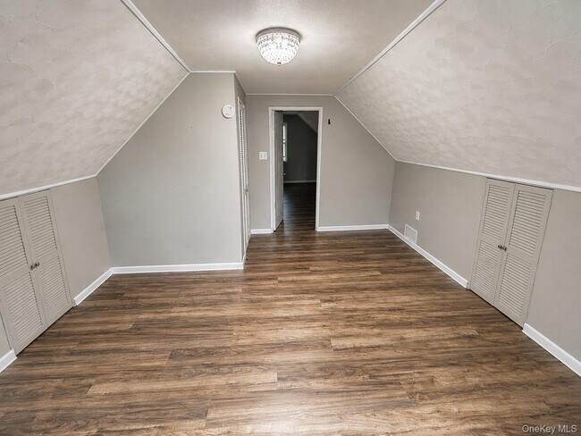 Building Photo - 17 Greenview Ave