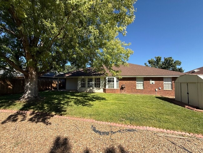 Building Photo - Beautiful 3 Bedroom Home Located in the Zia School District