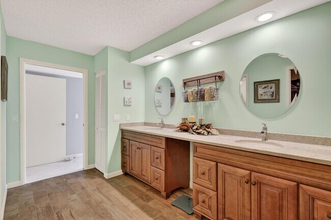Building Photo - 9650 S Ocean Dr