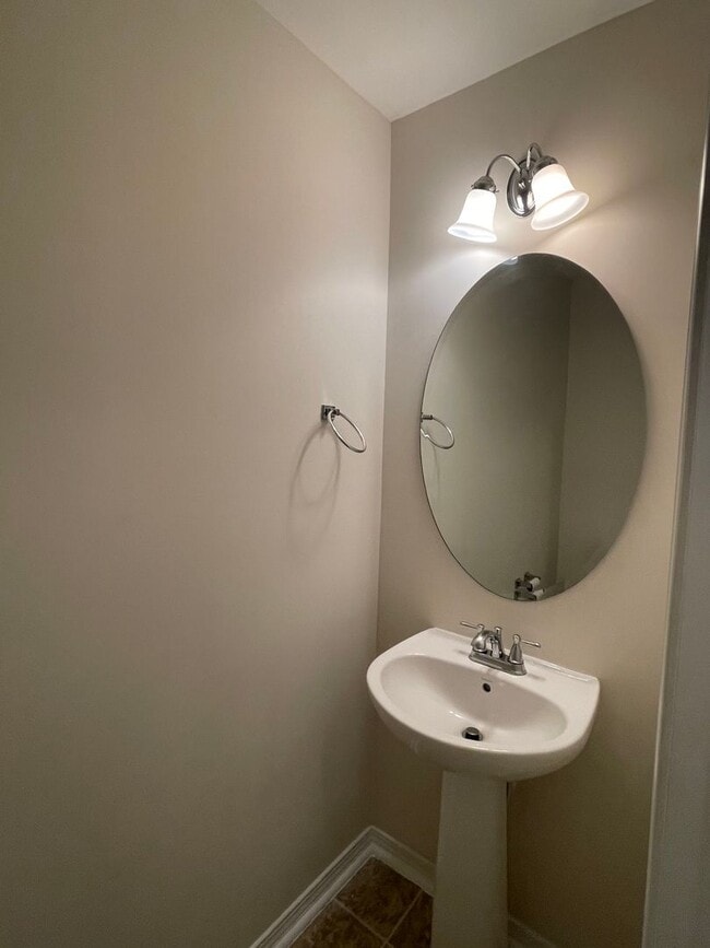 Building Photo - 4 BEDROOM IN GODLEY PARK- POOLER