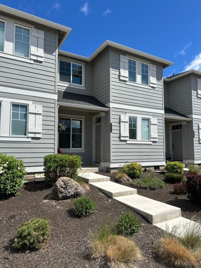 Building Photo - Gorgeous newer townhome in SE Bend!