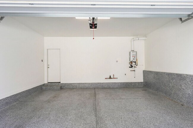 Building Photo - Summerlin Beauty With Bed and Bath On 1st Floor