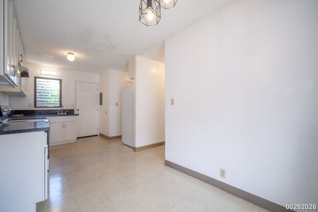 Building Photo - Rarely Available 3-bed/2.5-bath/2-parking Townhouse in Aiea