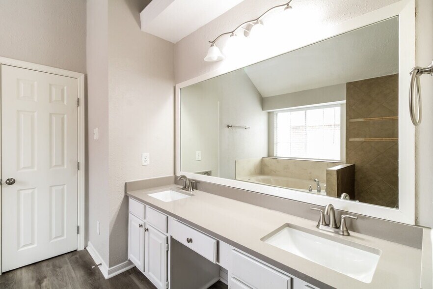 Building Photo - 2609 Potomac Dr