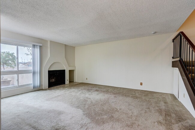 Building Photo - Resort-style amenities in a highly desirab...