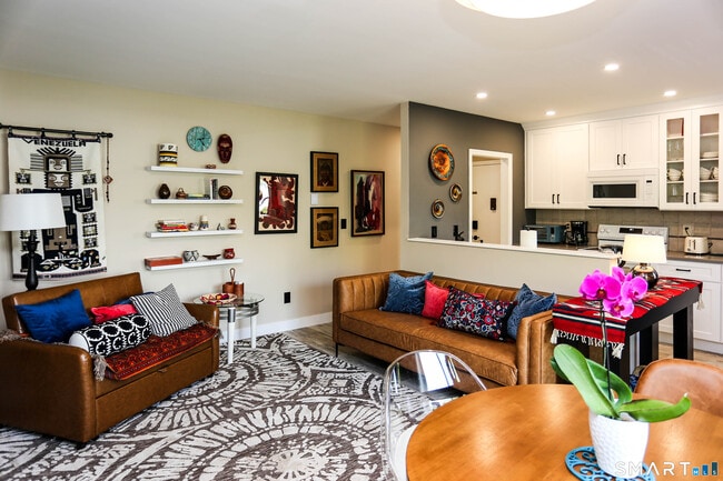 Building Photo - 36 Turn of River Rd