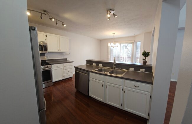 Building Photo - 3910 Old Elm Dr SE